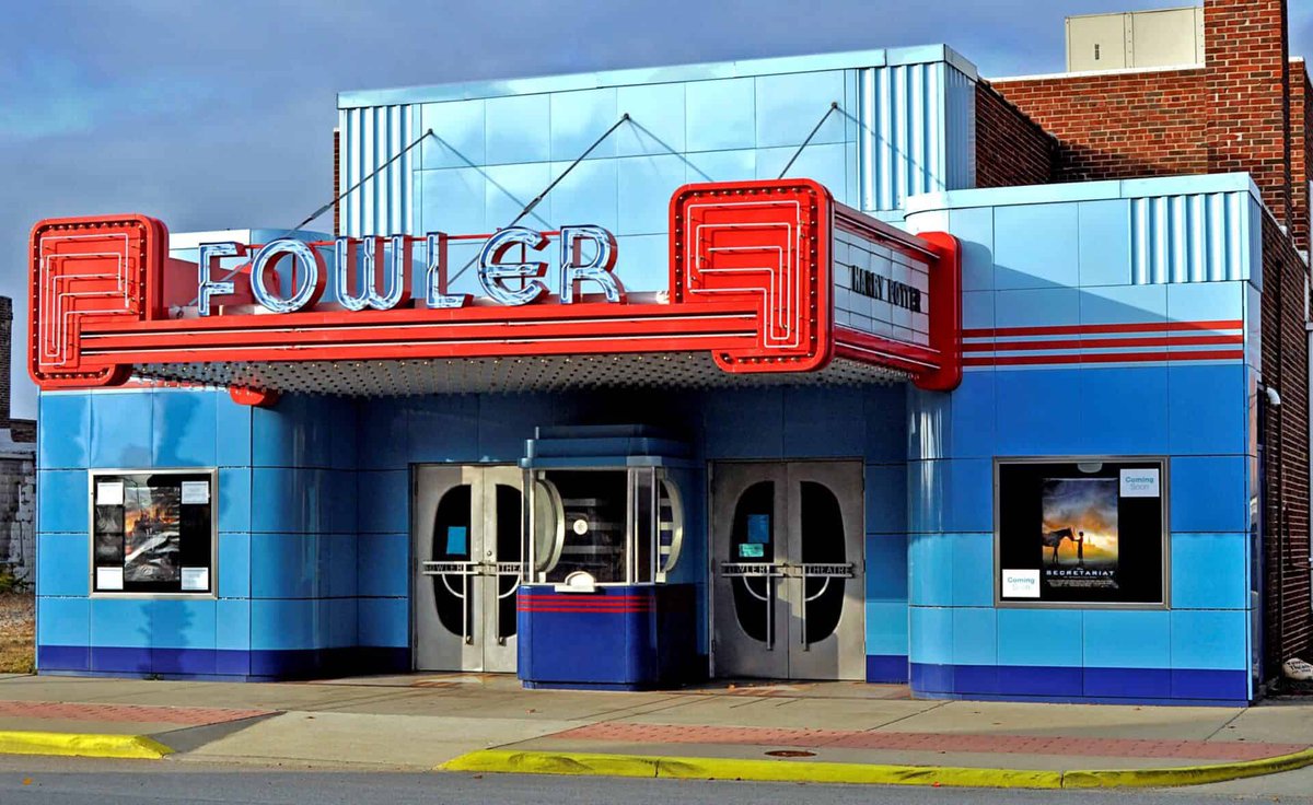 luusssso's tweet image. We need a nationwide revival of the small town movie theater