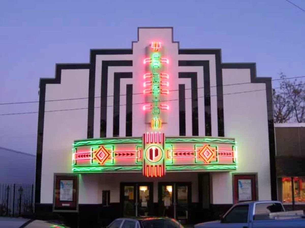 luusssso's tweet image. We need a nationwide revival of the small town movie theater