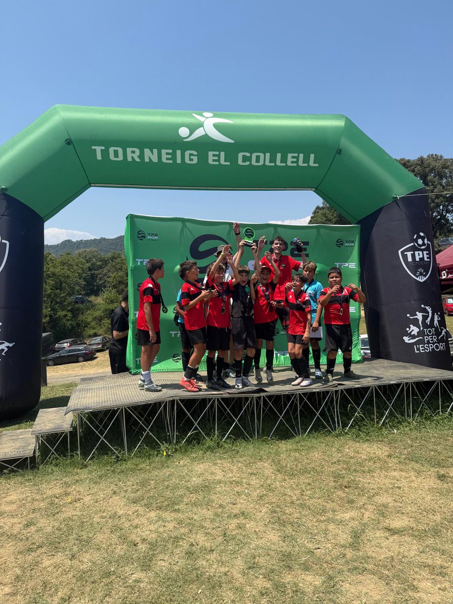 𝐀𝐋𝐄𝐕Í 𝐄⚽️

𝗧𝗼𝗿𝗻𝗲𝗶𝗴 𝗘𝗹 𝗖𝗼𝗹𝗹𝗲𝗹𝗹🏆

✅ Final temporada

2 victòries, 2 empats i 1 derrota a la fase de grups permeten a l’equip passar a semis de bronze on cauen a penals.

❤️🖤
