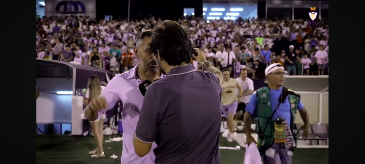 Acaba de ascender el <a href="/RealJaenCF/">Real Jaén C.F.</a>  y en mitad de la euforia mientras entrevistan a su entrenador aparece un cuponero en el césped.