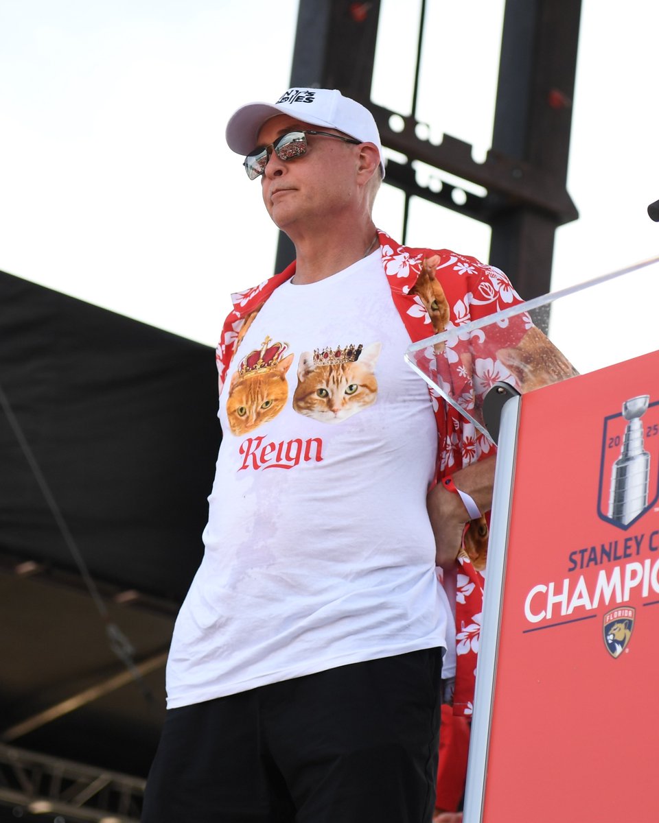 Let's all take a moment to appreciate just how great Paul Maurice's shirt is 😸 #StanleyCup