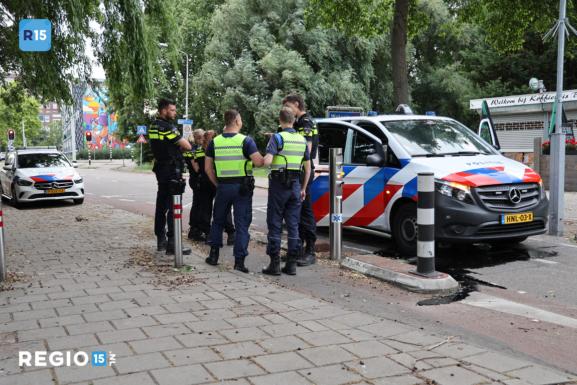 Politiebus botst op poller in Wateringen