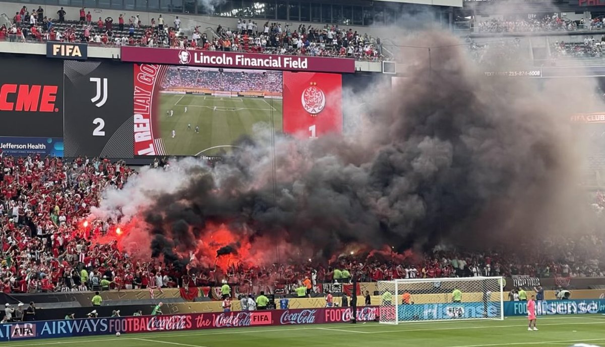 PHLEaglesNation's tweet image. Wydad AC fans are getting wild in the stands of the Linc after scoring a goal 😳

(📸: u/katbert)

#FIFAClubWorldCup