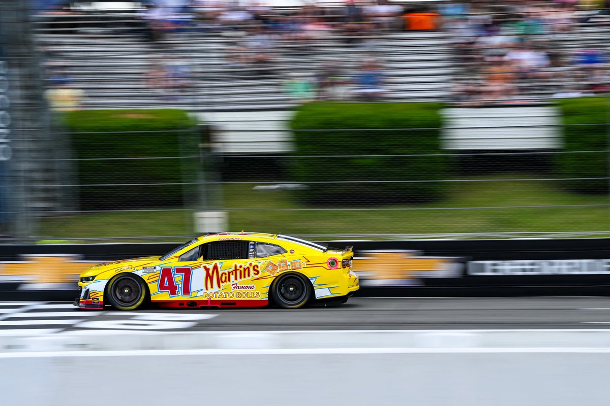 Start your engines! 💛🍔

#PAGetaway400 #potatorolls #sweetrolls #NASCARonPrime #NASCAR #TeamChevy #HyakMotorsports