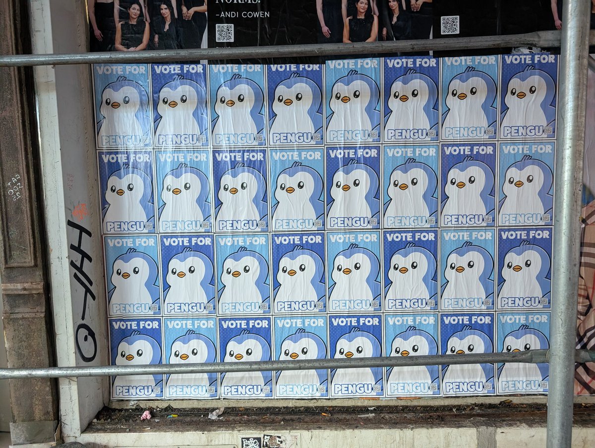 JARVIS_nfts's tweet image. Spotted $pengu on Broadway, NYC while on a walk with the fam. #voteforpengu
