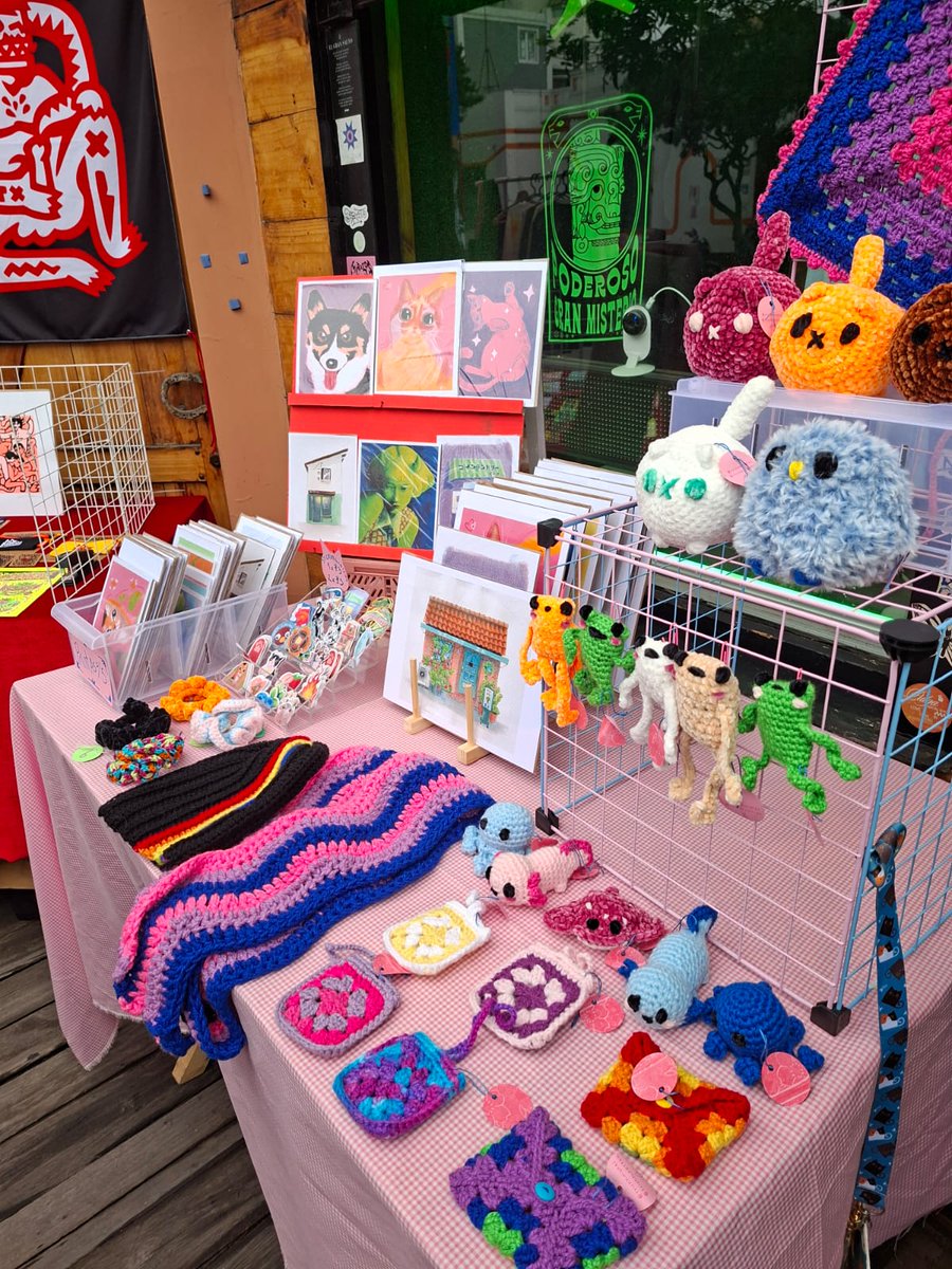 omnishambles92's tweet photo. ¿No tienes plan de domingo y quieres apoyar a artistas locales? Ven a Feria Espectro. 
¿Dónde? Calle Berlín 290, Miraflores
Referencia: a espaldas del Tip Top que no es Tip Top
¿Hora? Hasta las 9:00 p.m. de hoy 

Fotos: el arte de @trishhmakes 

¡Pasa la voz! https://t.co/pFyYHyNXhK