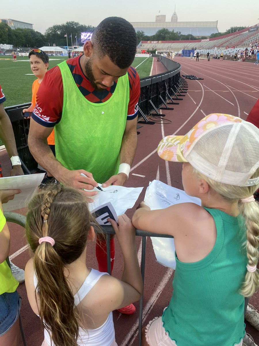 Kudos to <a href="/IndyEleven/">Indy Eleven</a> players for taking time to thank the fans. It’s a little thing that goes a long way in creating an 11 fan forever + fueling their passion for the game. Many did this but here are a few <a href="/jackblake94/">Jack Blake</a>, <a href="/brunorendon27/">Bruno Rendon</a>,  <a href="/HaydenWhite7/">Hayden White</a> &amp; <a href="/EA_t23/">Elvis Amoh🇬🇭🇺🇸</a> 👏🏼 👏🏼 👏🏼