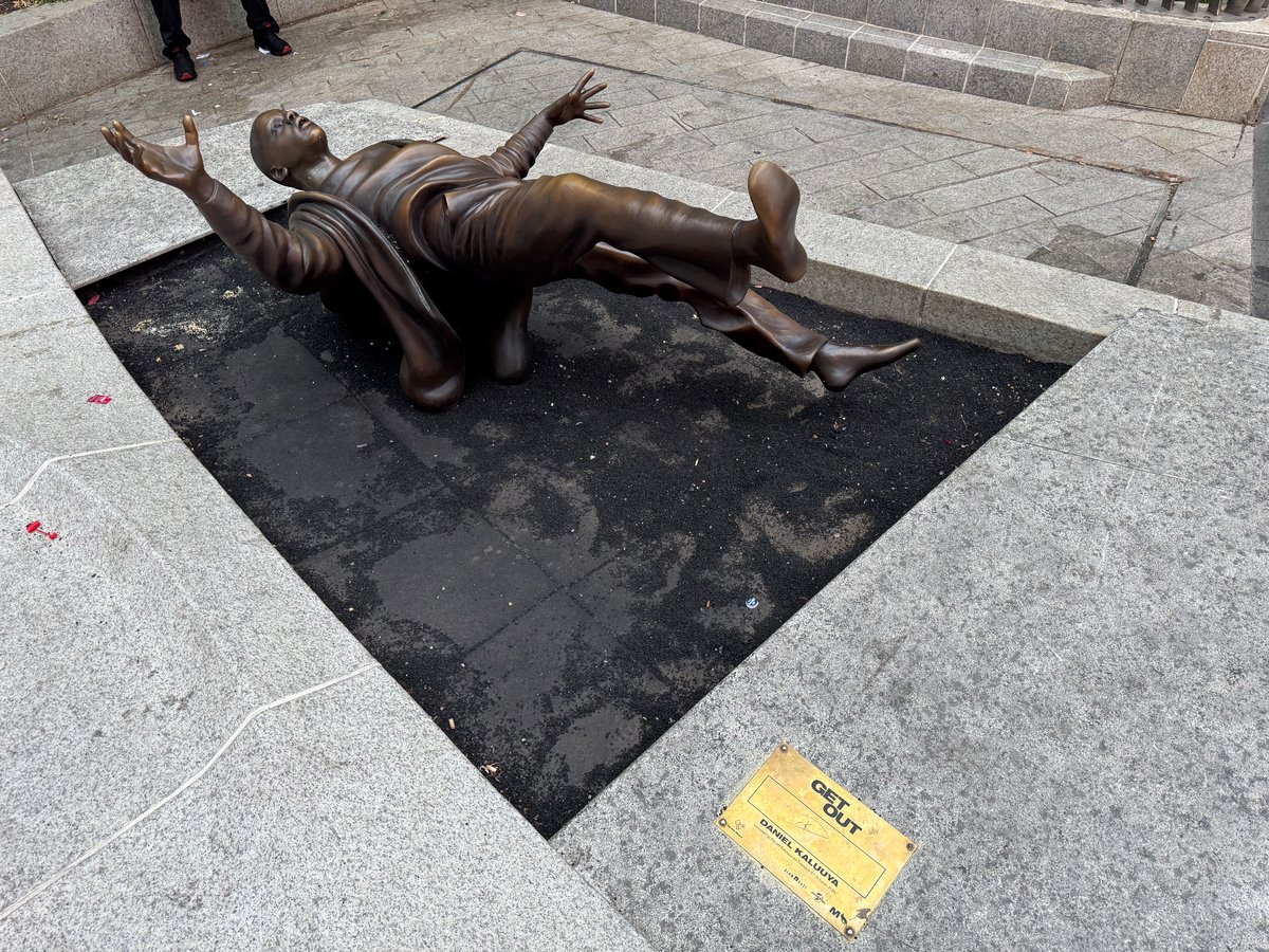TRR_Ink's tweet photo. had time to kill in London so I made a minor pilgrimage https://t.co/G3knxzhd93