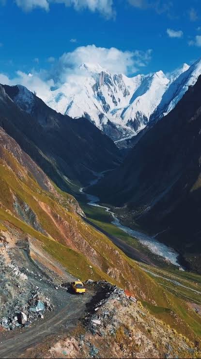 Türkistan'da bir Tiyanşan dağı var 
Bu Tiyanşan kendine denk dağ arar 
Göğe değen Han Tanrıya bakarak 
Esir olan Er-Türk'ü düşün nâçâr

Mağcan Cumabay