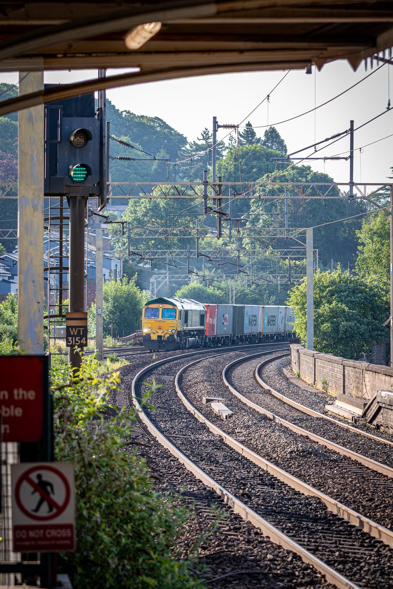 Never be afraid to experiment! Waiting for the Caledonian Sleeper, as 66562 approaches with 4M41 London Gateway to Lawley Street. I’m not interested by another 66 and I’m on the ‘wrong’ platform, but I grab this anyway, and inadvertently end up with something I quite like!
