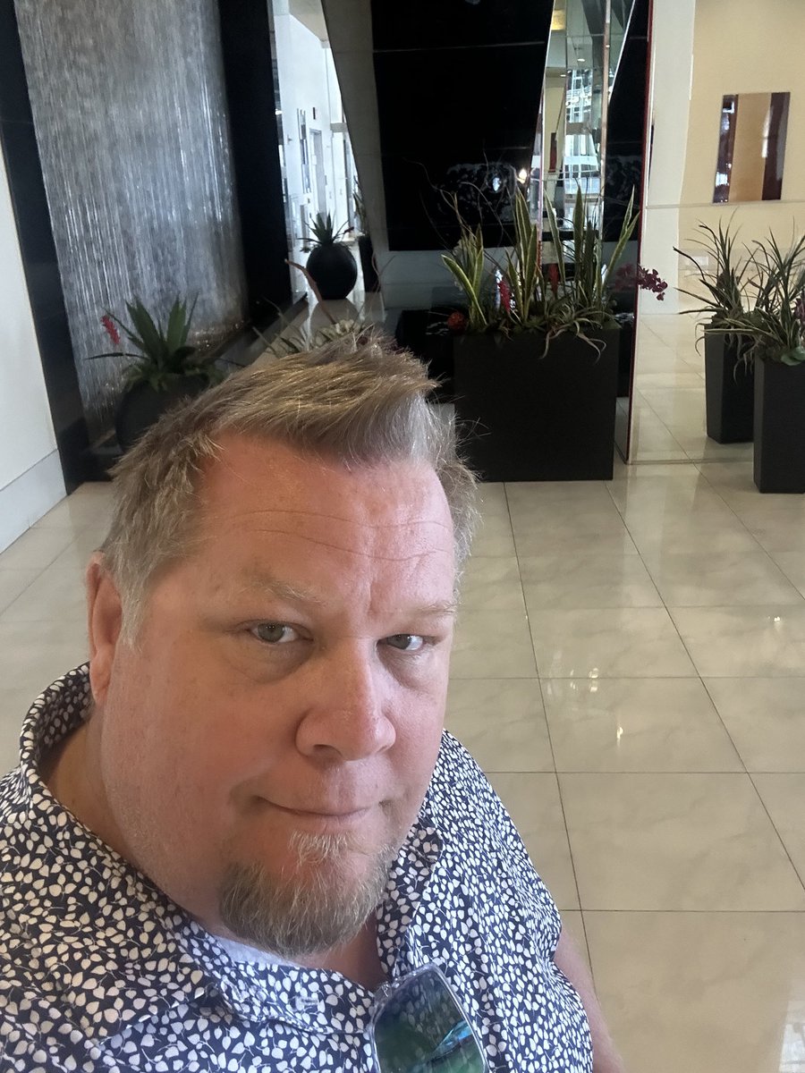 wrister_twisted's tweet photo. Lunch time......watcha got Vegas! #minivaca https://t.co/Q2HmJWE49g