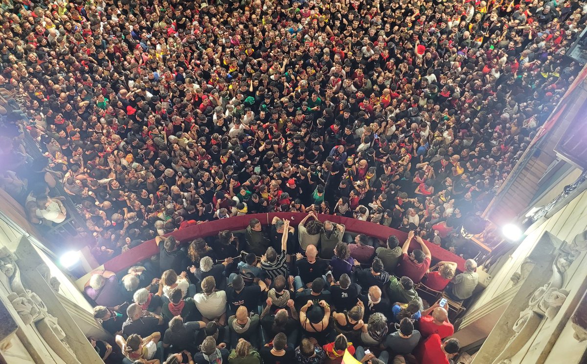 🟢🔴 Francesc Mauri, aclamat per la plaça Sant Pere de #Berga quan comença a ploure: "Mauri, para la pluja", canten. De moment, tota la imatgeria s'està recollint dins l'Ajuntament
naciodigital.cat/bergueda/socie…