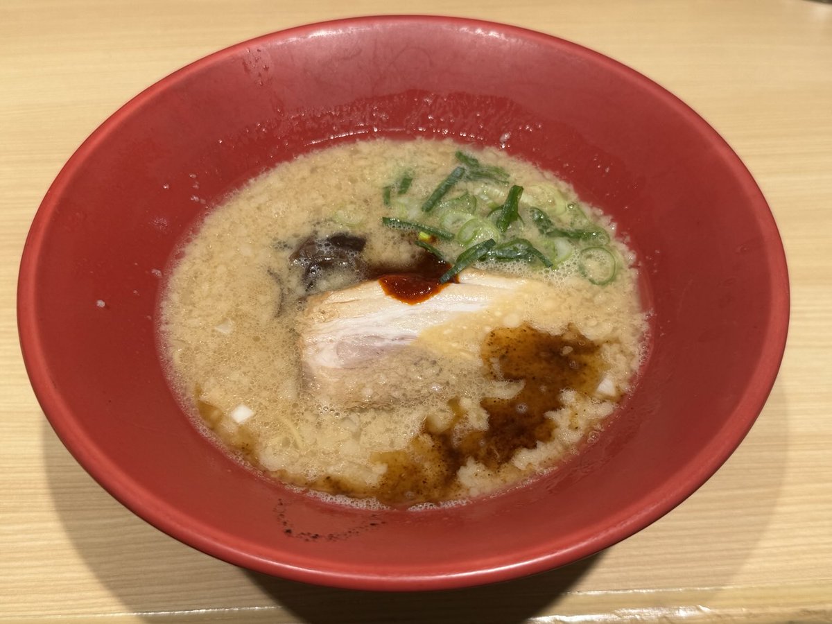 tatten01's tweet photo. #博多一風堂 #久留米ゆめタウン店 で #赤丸新味 。アプリのクーポンで550円。このネダでいただけるのも今月まで。 #白ごはん 160円も注文。こちら、おかわり自由。食べ放題の #辛子高菜 との相性抜群。麺を食べ終え、白ごはんをスープに投入。辛子高菜とニンニクを入れる。美味しくいただき満足っす♪ https://t.co/zDCsXQR6Vo