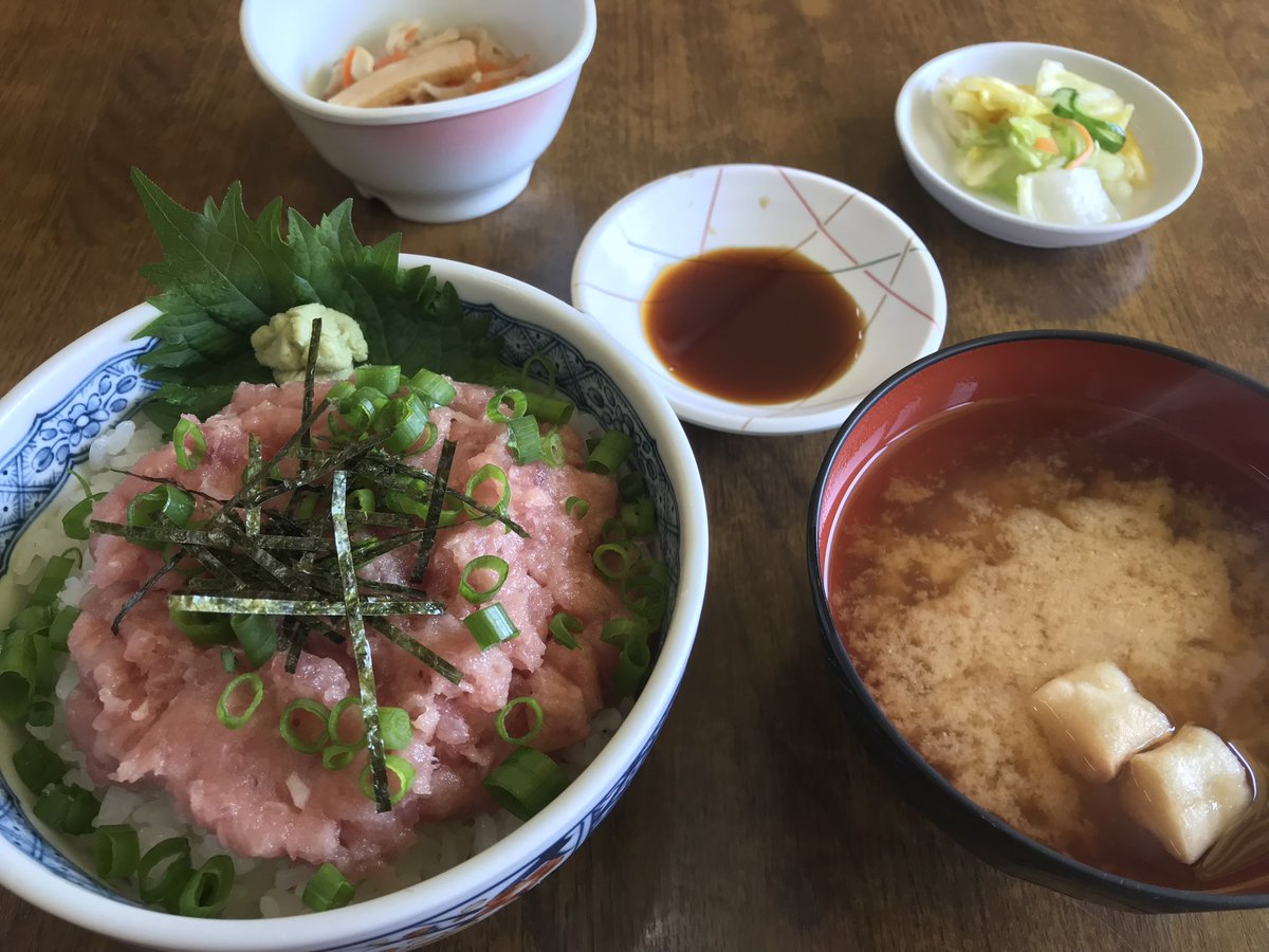 本日のサービス品は、ネギトロ丼(1050円→850円)です！
 #ランチ  #日替わり定食  #八戸  #八食センター  #勢登鮨  #ネギトロ丼