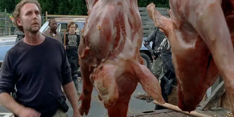 Negan probably following the Kingdom's cue and poisoning the food. Except Bruegel is a bit smarter than Gavin. #DeadCity