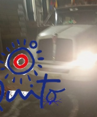 jcarreraandrade's tweet photo. Otro recolector dañado que peligrosamente toca tratar de arreglar en plena vía. El gerente se fue y con eso se soluciona todo? Coordinadores pipones responsables de debacle siguen en funciones. Ellos a la calle nunca salen. Suena irónico pero urge LIMPIAR @EmAseoQuito https://t.co/FUKUOiaBg0