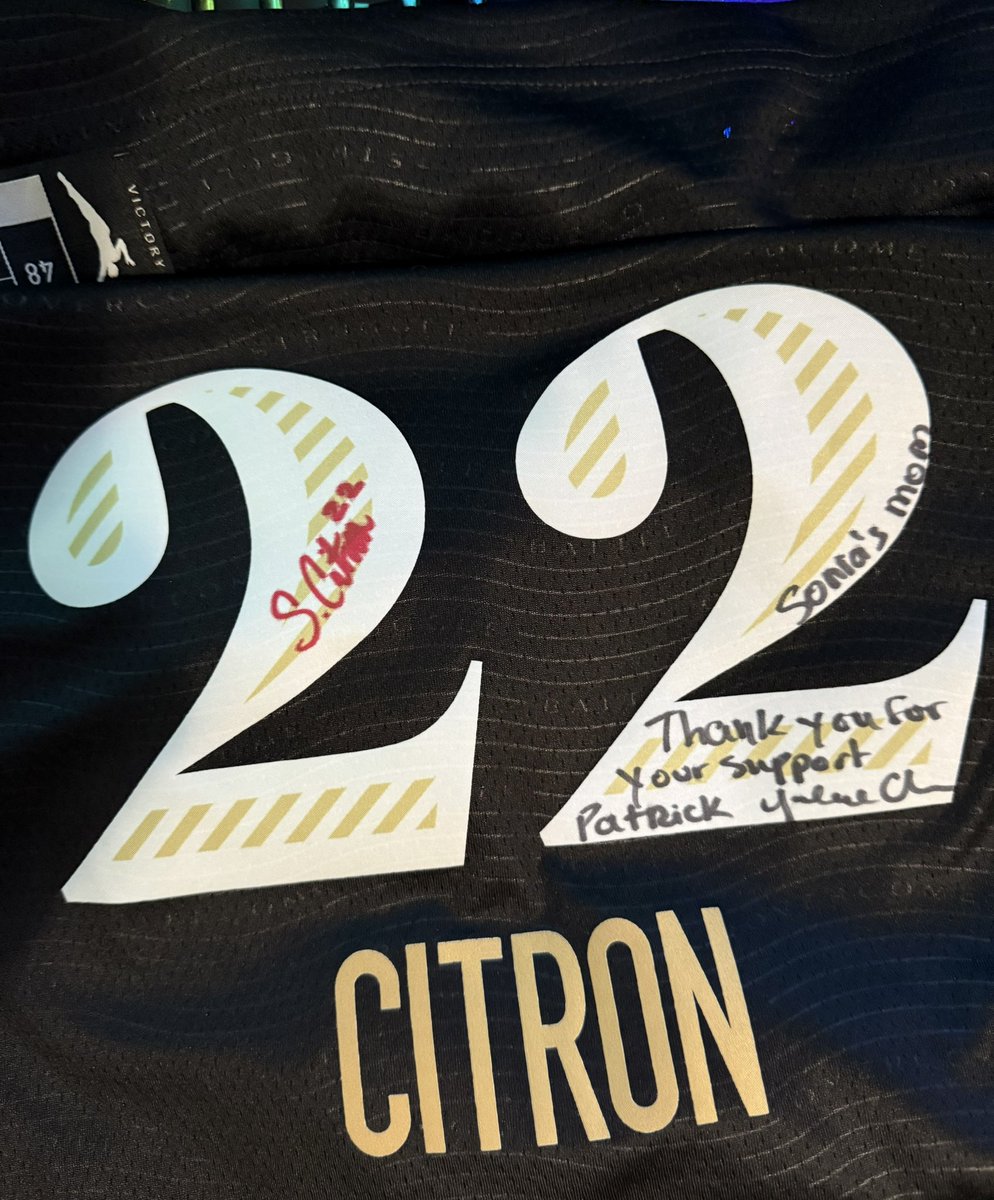 Soni Vitamin C (@soniacitrongoat) on Twitter photo “Soniii! Can you sign my jersey”
*Soni sees her mom’s signature on the jersey*
“Yeahh I met them last week (Father’s day game against the Dream)”
Soni: 😃😃
Should I retire this jersey? It’s gonna be the 27 points 11 rebounds jersey game 😭😭😭 “Soniii! Can you sign my jersey”
*Soni sees her mom’s signature on the jersey*
“Yeahh I met them last week (Father’s day game against the Dream)”
Soni: 😃😃
Should I retire this jersey? It’s gonna be the 27 points 11 rebounds jersey game 😭😭😭