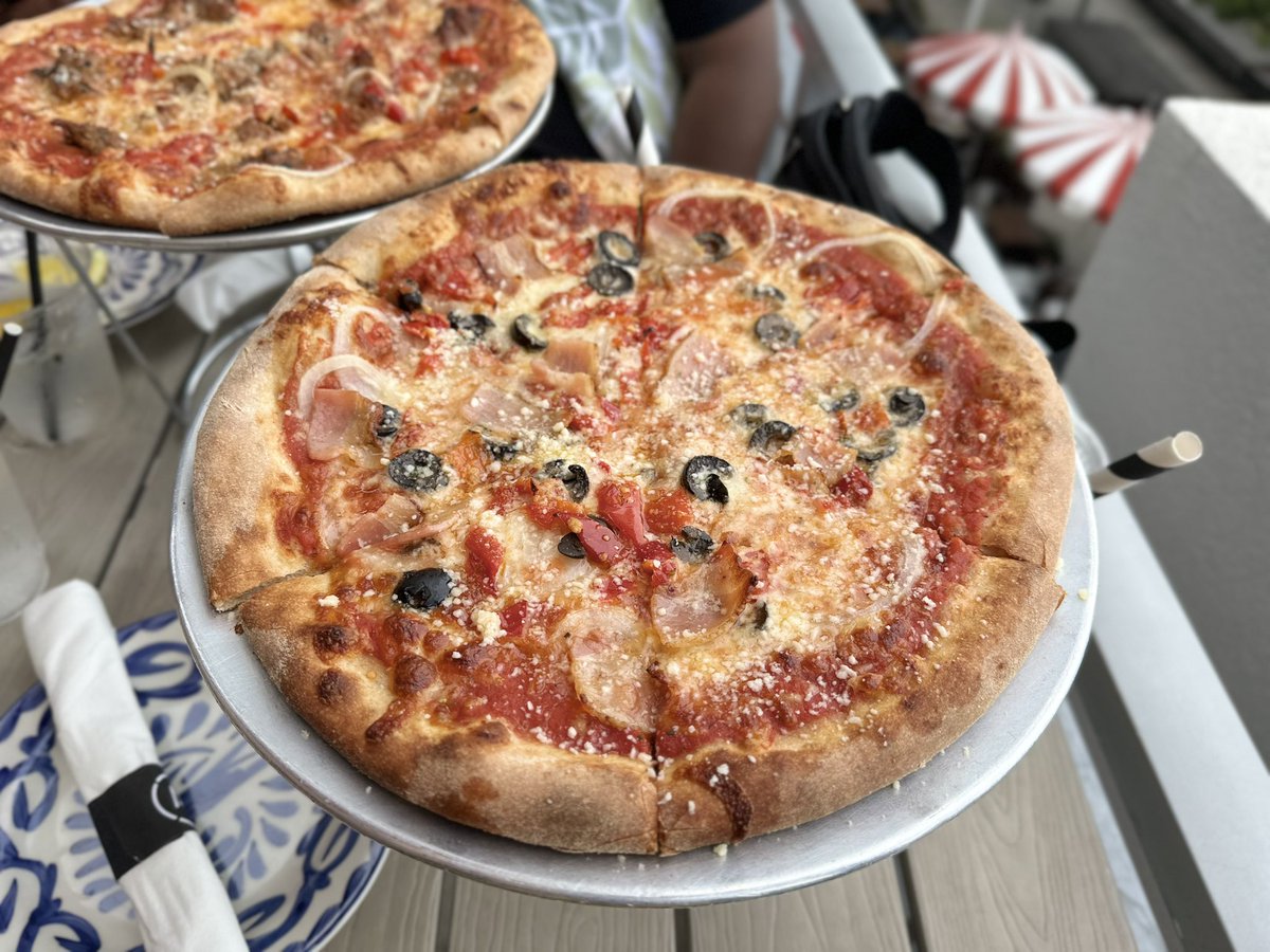 HumbleHero_90's tweet photo. Pizza, a good drink, and riverside views—Sunday Funday done right 🍕🍹🌊 #EasyLikeSunday https://t.co/dTVsEnefAM
