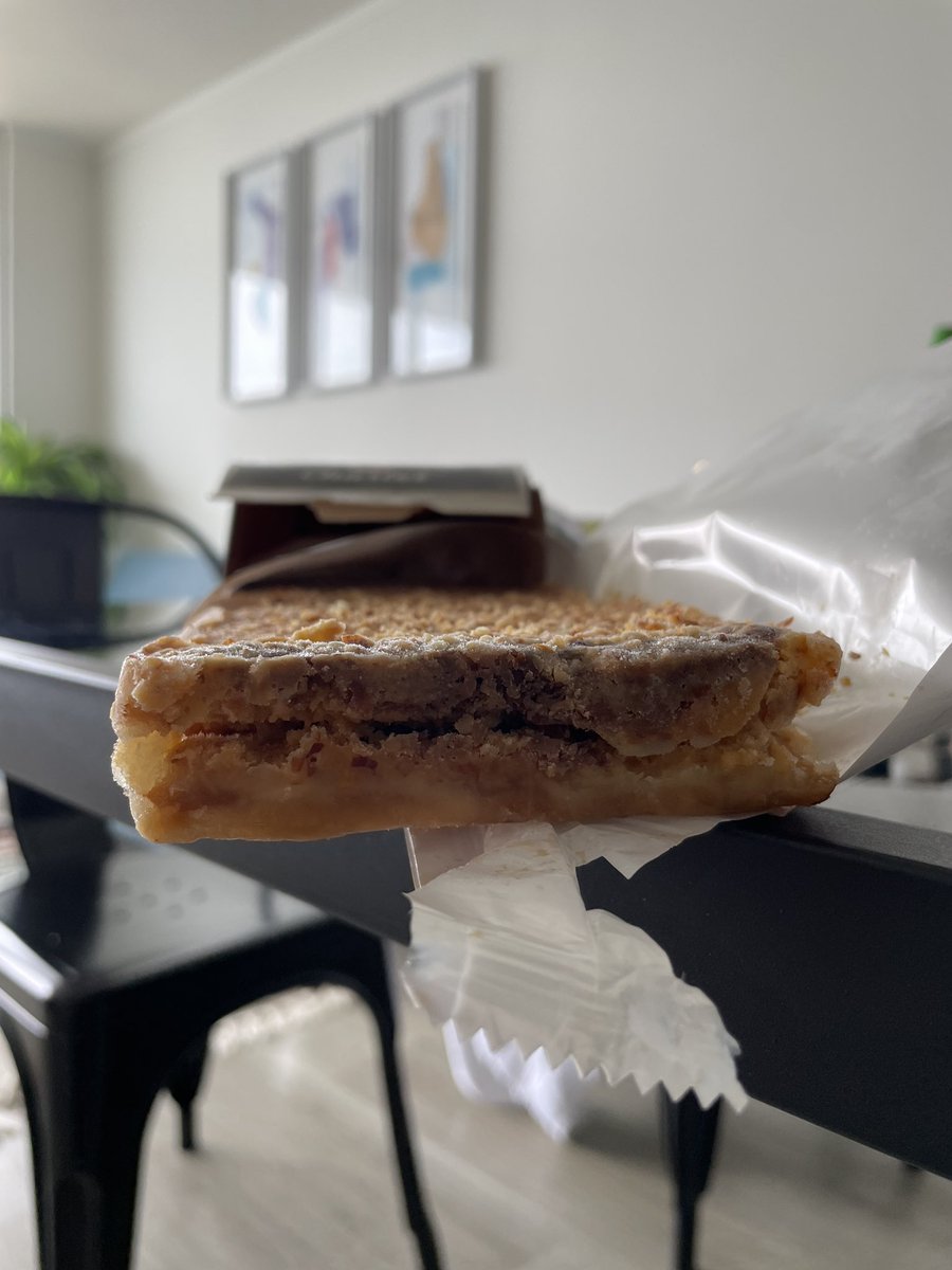 nnneve's tweet photo. @SavoryChile con mucha ilusión compré un almendrado hoy. al llegar a casa la sorpresa fue muy triste al encontrar esto. la caja nisiquiera estaba dañada para poder sospechar las malas condiciones en que estaría el helado. exijo justicia https://t.co/SLSCPnVs2g