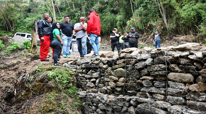 #Nacionales | Supervisan obra de mitigación de riesgo en la vía principal de Galipán

Amplía la información aquí: noticiasvenevision.com/noticias/nacio…

#NoticiasVenevision #22Jun