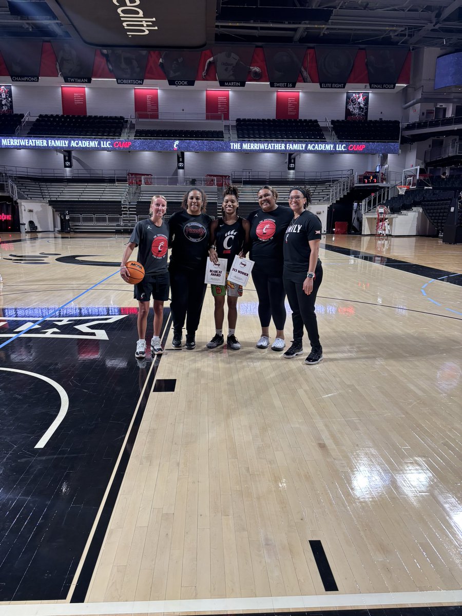 Ihoopken2's tweet photo. I had an amazing time at @GoBearcatsWBB Elite Basketball Camp. I got to learn new things and play with some very talented players. Extremely grateful for this opportunity.@CincyCoachTrina @CincyCoachAJ @CoachBrina_ https://t.co/qB86a8276G