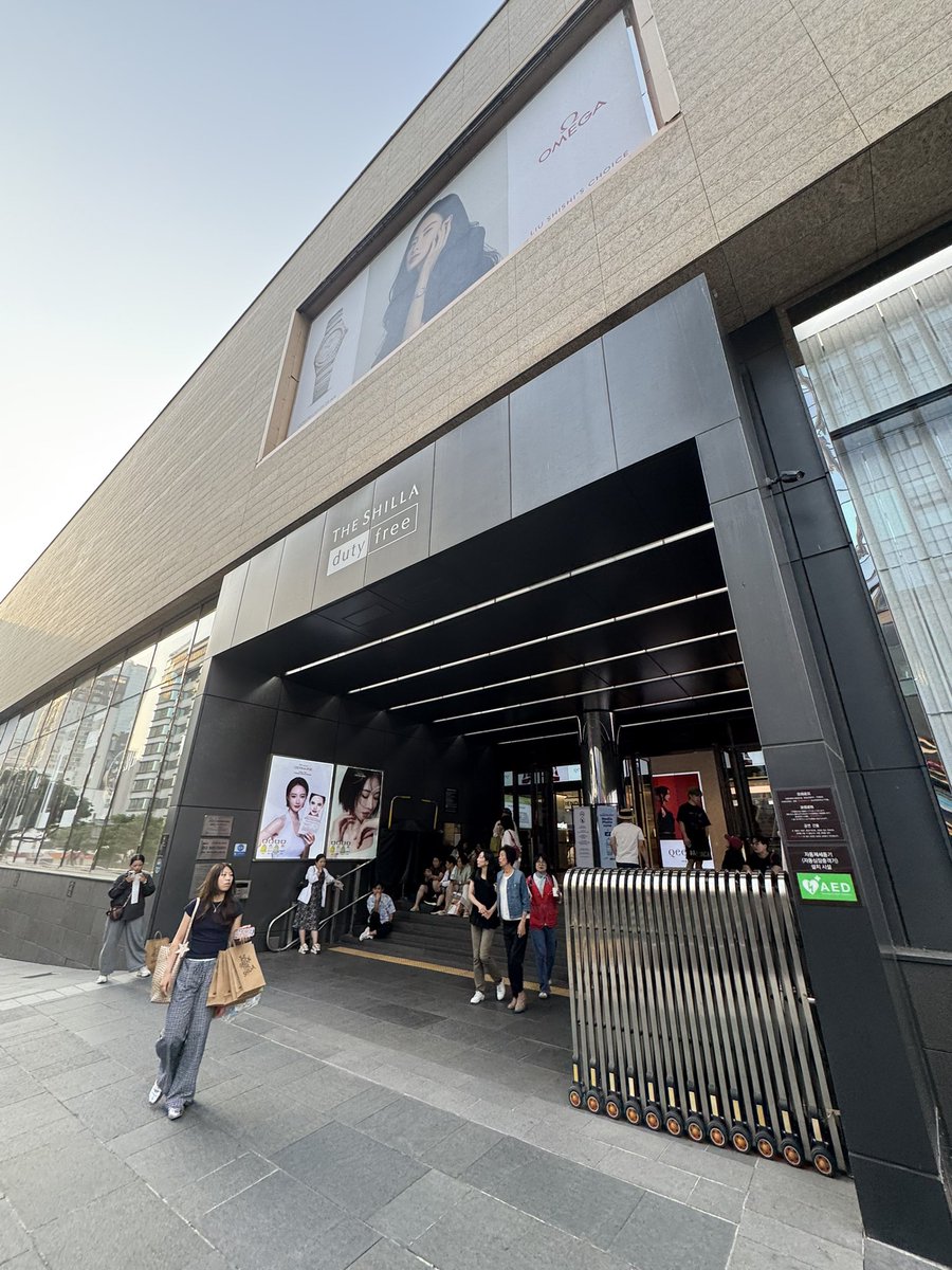 jongkg7's tweet photo. 久々の韓国チェジュ島🏝️
驚いたのは、新羅免税店の変化。
かつて賑わっていた館内からは日本人の姿が消え、シャネルやエルメスも撤退👜
今は台湾・中国の観光客がメインで、日本語はほぼ聞こえず…
あの頃の“買い物天国チェジュ”とは少し違う風景でした👀 https://t.co/1uJu45diwk