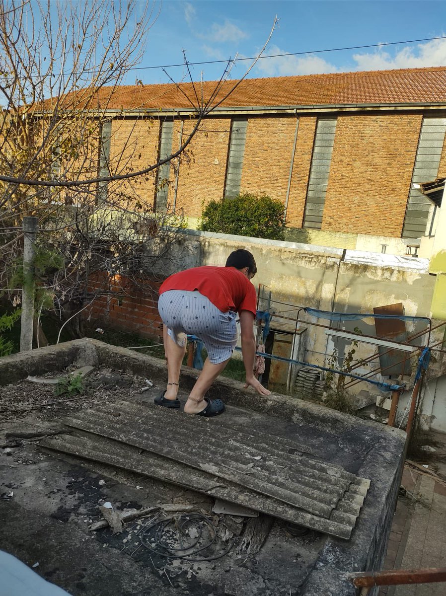 lamamadelpocho's tweet photo. Su familia fue trasladada a un psiquiátrico desde hace días y el quedó abandonado a su suerte llora de hambre y sed la genia de @Magachuzets empezó a pasarle agua y comida pero NO PUEDE QUEDAR AHÍ, necesitamos tránsito URGENTE plis plis plis RT AL INFINITO!! https://t.co/JaB2akEA4z