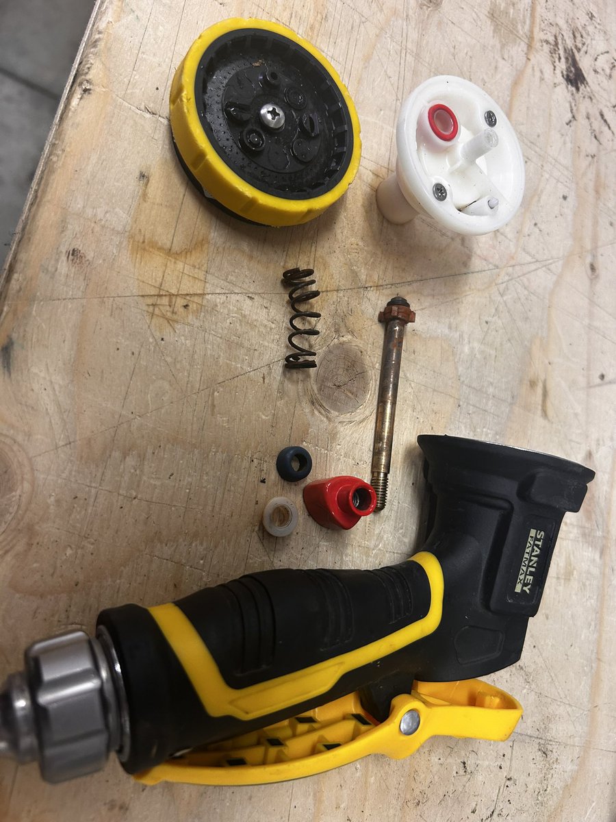 jondalyengineer's tweet photo. @StanleyToolsCA garden sprayer lasted less than one full season before started leaking non stop. Took it apart, the cheap spring had corroded and no longer sealing the valve ! #junk https://t.co/vCtsRnD9EH