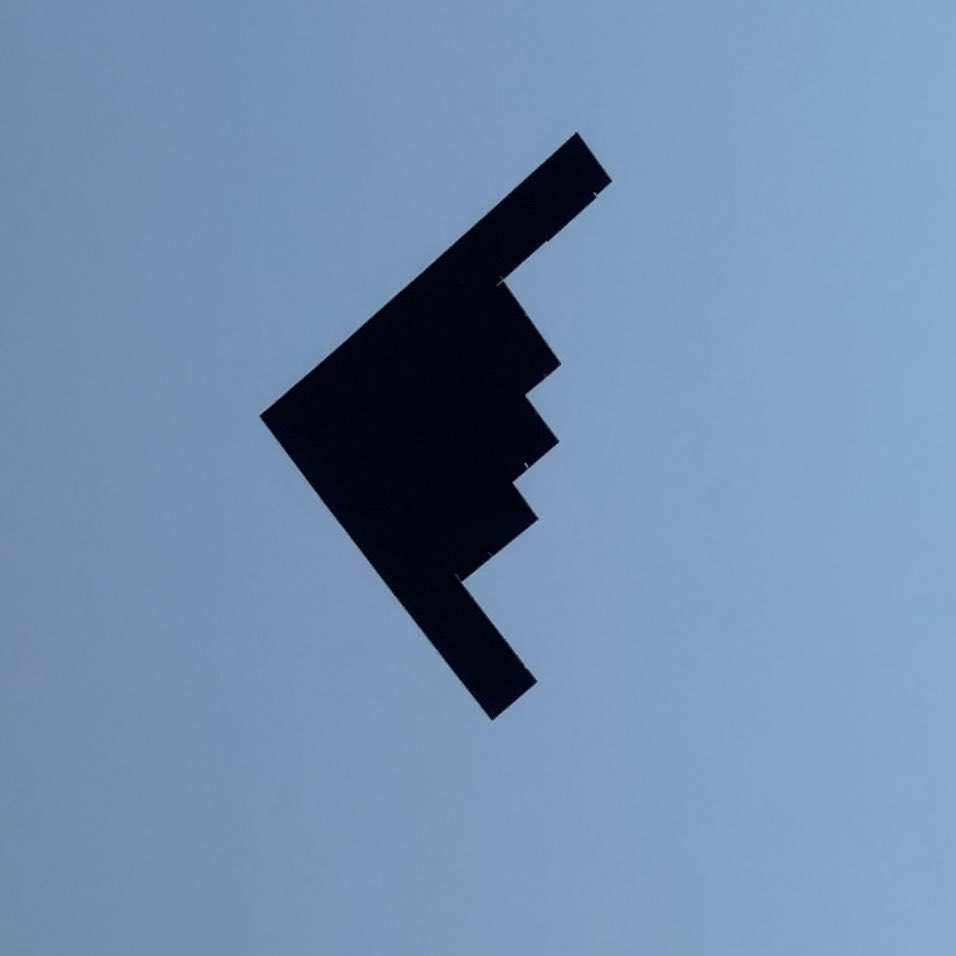nickpericle's tweet photo. When the sky starts missing pixels… start worrying. https://t.co/jCVVevTxLQ