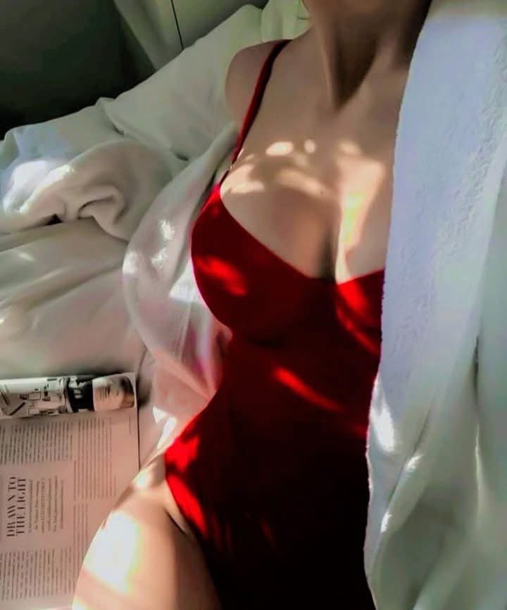 Quiero confesarte algo…
Eres el motivo de mis noches húmedas,
Y en más de una vez he evocado tu nombre,
Y sin saberlo…
Me haces tuya una y otra vez,
Tanto q ya te pertenezco aun sin haber probado tu boca.

Es tanto lo q me despiertas…
Que sin aun tocarme…
Soy tuya..

#BN 🫶