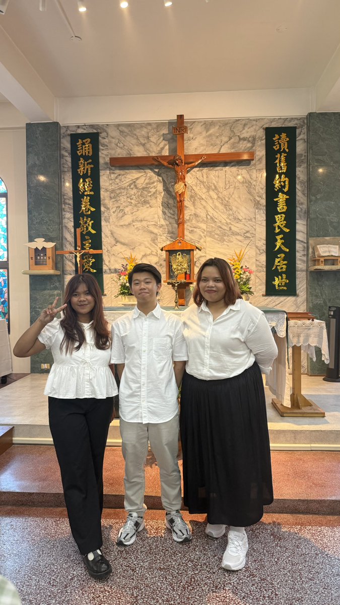 treekru's tweet photo. Siapa sangka anak sekolah ini bisa terima sakramen krisma di negera orang, berawal dari celotehan akhir tahun lalu tanya ke father, taunya bisa dan menyeret satu orang lagi buat ikut jadilah kami bertiga kemarin di perayaan tubuh dan darah Kristus menerima sakramen krisma😇 https://t.co/RrzAPv3JrJ