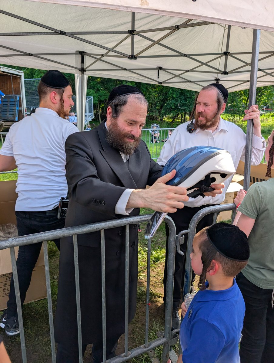 AronWieder's tweet image. Chaverim Kids Safety Day was a great success. We handed out helmets to help keep our kids safe. A special thank you to @RocklandSheriff for bringing the chopper and to everyone who helped make the event possible. @ChaverimRocklnd