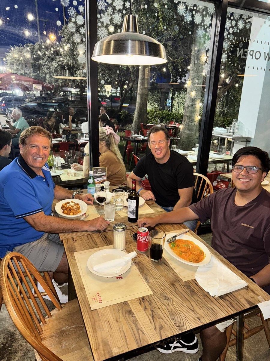 Linda cena futbolera, en @tatoremiami , invitados por <a href="/horosent/">Hori</a> , Horacio Rosentgberg, lindo encuentro con la magia de la radio como punto en común.
La pasión de los encuentros.
<a href="/MarioCeledon7/">Mario Celedón 🎙</a>