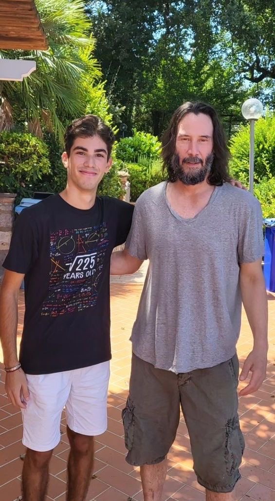 KeanuReevesKRV's tweet image. Perfect weather and good company! 😄 #SummerVibes #Friendship #MathGeek #Chillin