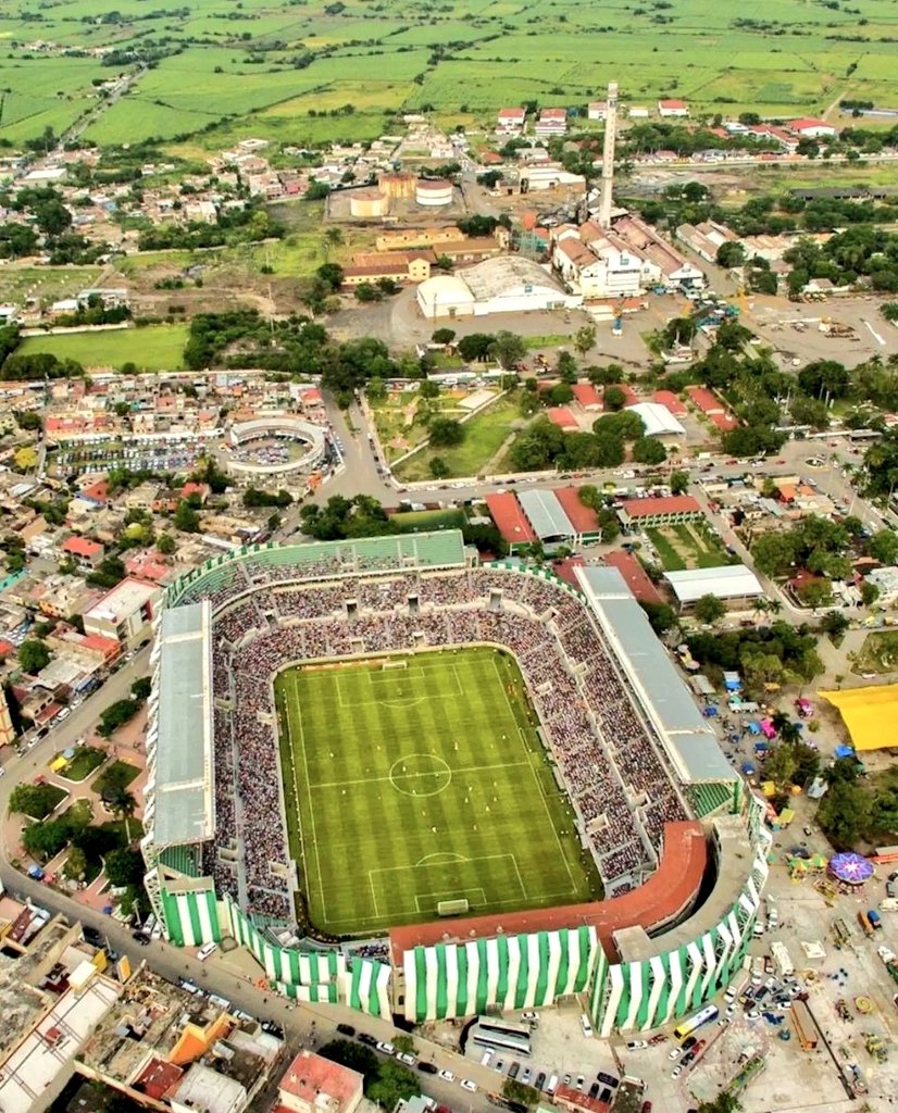 ElcorazondeMX's tweet photo. @MXESTADIOS Se me figura al ACD de Zacatepec, que también esta cortado por la calle escuadrón 201 https://t.co/egWg5h5214