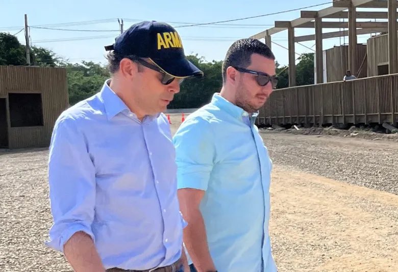AnaErazoR's tweet photo. ¿Por qué en el decreto que otorga vacaciones al alcalde @alejoeder, quien queda como alcalde encargado es el director del @DADIICali y no el Secretario de @GobiernoCali, el señor @DiegoHau, quien por jerarquía funcional y orden preferente, debería ser quien asuma esas competencias? 

¿El secretario @DiegoHau tampoco está disponible en la ciudad? ¿Se fueron más funcionarios de vacaciones?