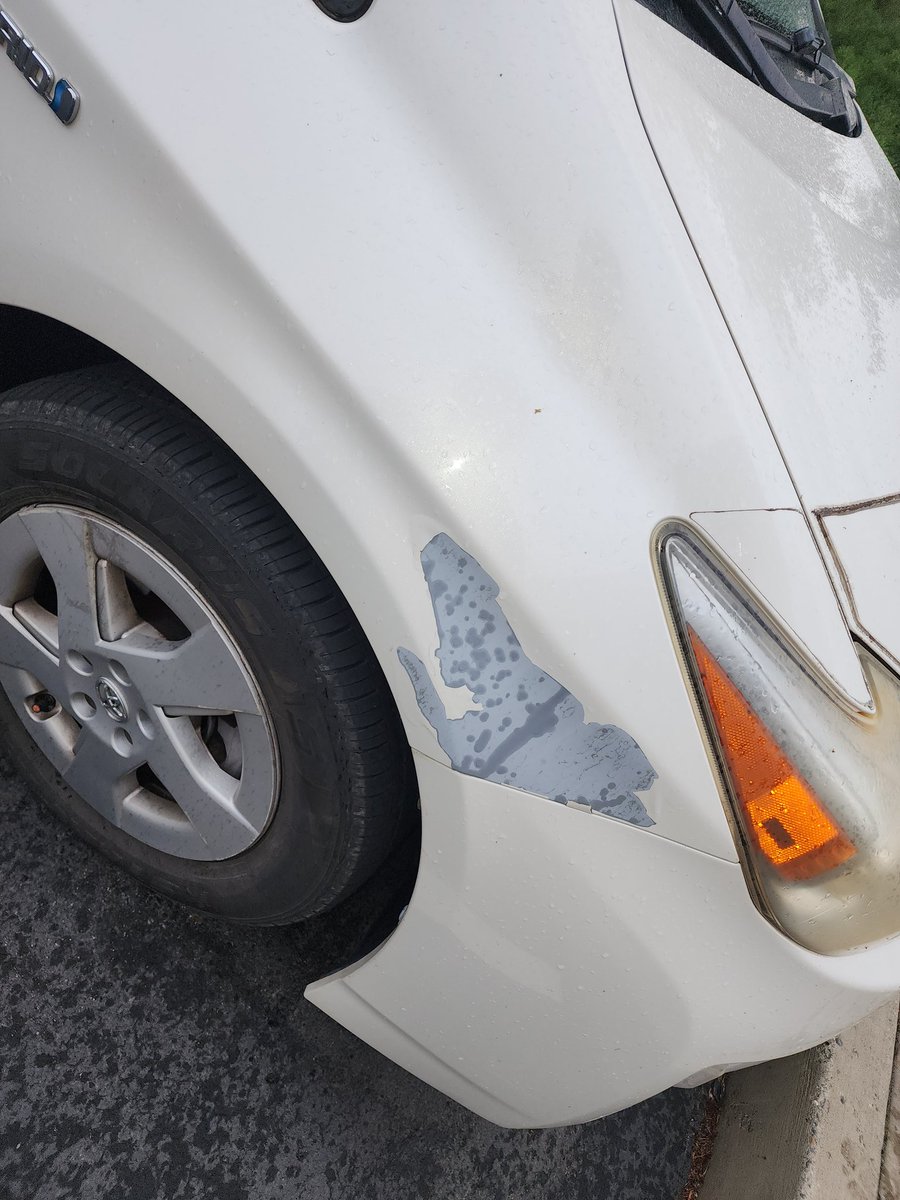Capinmorgon's tweet photo. @Toyota 
So. What's the policy on paint waranty? Got a partial paint job cause the recall only covered the affected areas. Now it's affecting other areas too. Am I just stuck with defective paint? https://t.co/qVgLpDjBIW