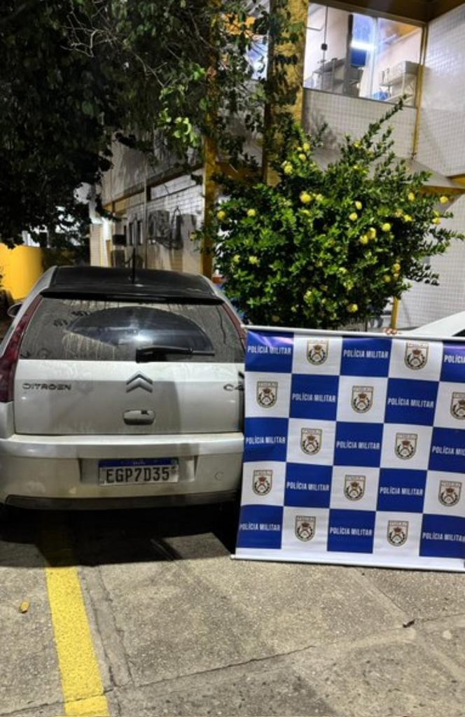 NotciasRio1's tweet photo. Após furar um bloqueio policial na RJ-106, no bairro Ubás, em Iguaba Grande, policiais do #CTRV realizaram um cerco tático e abordaram o veículo, que, após consulta, foi identificado como produto de roubo. Durante a revista, uma arma de fogo foi apreendida. O motorista foi preso. https://t.co/AwNrpzLero