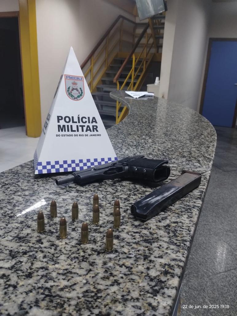 NotciasRio1's tweet photo. Após furar um bloqueio policial na RJ-106, no bairro Ubás, em Iguaba Grande, policiais do #CTRV realizaram um cerco tático e abordaram o veículo, que, após consulta, foi identificado como produto de roubo. Durante a revista, uma arma de fogo foi apreendida. O motorista foi preso. https://t.co/AwNrpzLero