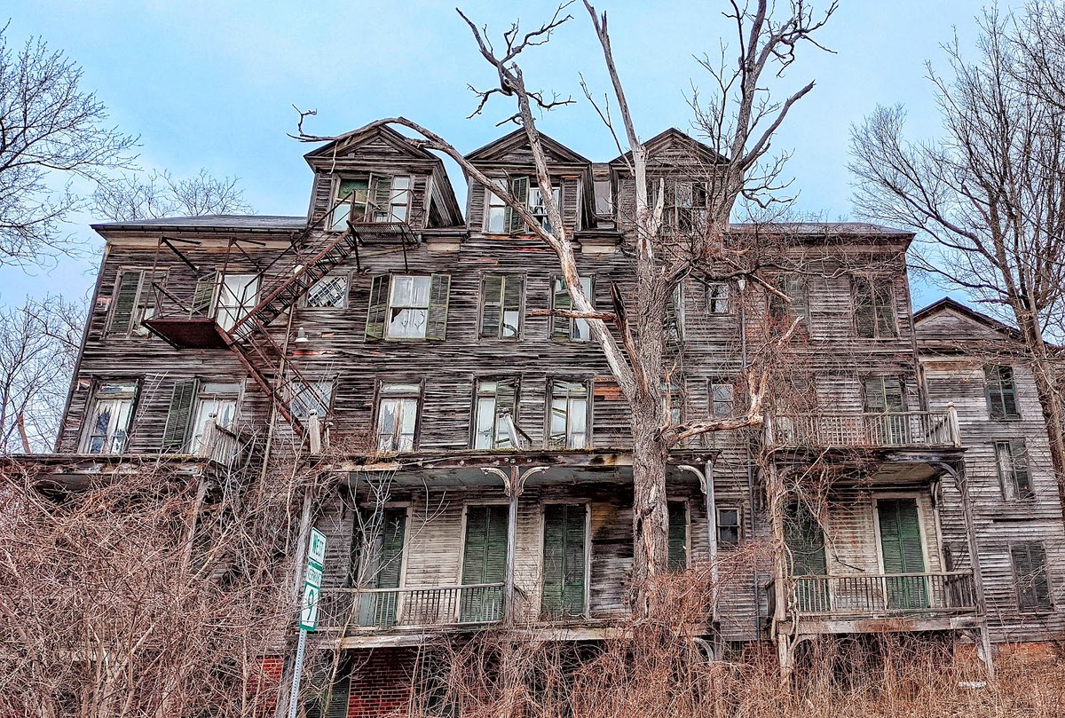 TownsUsa's tweet photo. Old Bennington, Vermont 
Bennington County
Population: 131
Photos from Google Places API
Link: https://t.co/ej7k4ujqkK https://t.co/q9LRS690q0