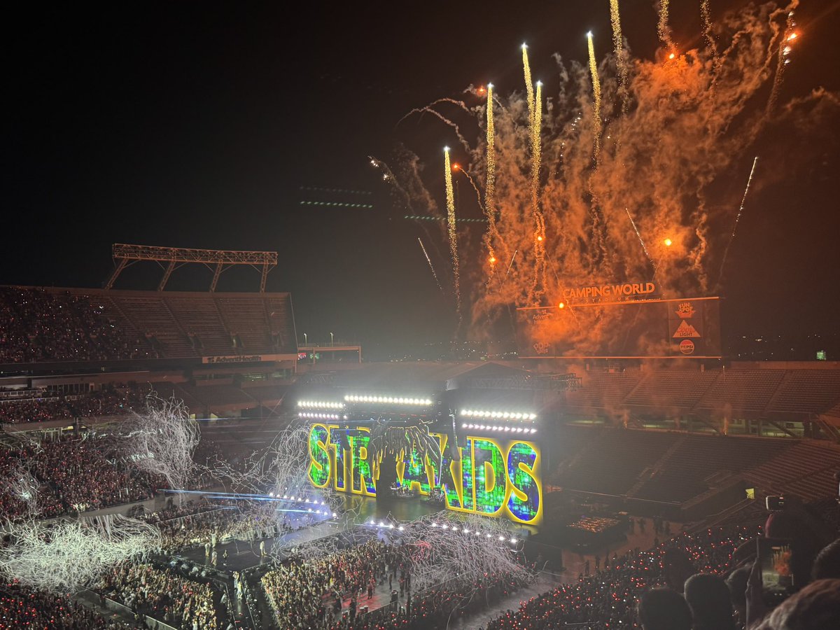 britmerrifield1's tweet photo. still (and forever will be) reminiscing about a time i’ll never forget 🥺❤️🖤❤️‍🔥 https://t.co/tAgwG1JoSR