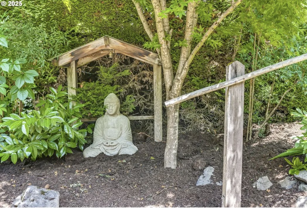 jenwileyhomes's tweet photo. NEW LISTING | Outstanding One Level 
5 🛏️ OR 4 🛏️ + Wine Room🍷 | Private 🌳 You will LOVE this Location, Close-In SW PDX! 2 Large Patios with Views of the Fountain + Pond. 2 Primary Suites {2nd w/ Separate Entrance for Guest, Granny, Airbnb?} #🏡❤️🗝️ #loveyourhome #jenwileyhomes https://t.co/FmASAKJFUj