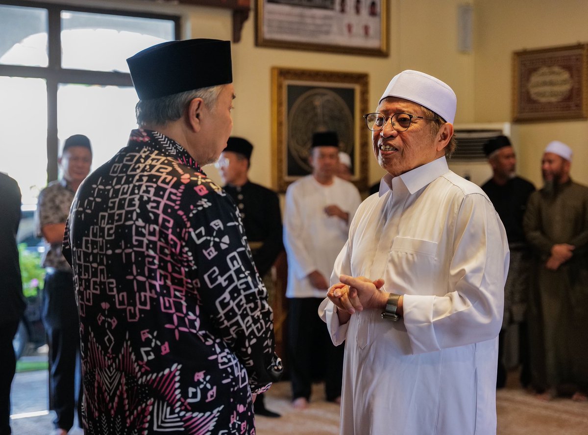 DrZahidHamidi's tweet photo. إِنَّا ِلِلَّٰهِ وَإِنَّا إِلَيْهِ رَاجِعُونَ

Salam takziah saya ucapkan kepada sahabat seperjuangan saya, YAB Datuk Patinggi Tan Sri (Dr) Abang Haji Abdul Rahman Zohari bin Tun Datuk Abang Haji Openg, Premier Sarawak, atas pemergian isteri tercinta, Allahyarhamah Puan Sri Datuk Amar Hajjah Juma'ani Tuanku Haji Bujang.

Pemergian insan tercinta yang telah menjadi teman hidup setia, pendamping dalam suka dan duka serta penyokong utama dalam perjalanan kepimpinan YAB Premier pastinya satu kehilangan yang amat besar dan mendalam.

Allahyarhamah yang saya kenali adalah seorang wanita yang lemah lembut, penuh budi pekerti serta amat dekat dengan kerja-kerja kebajikan dan kemasyarakatan, khususnya dalam memperkasa wanita dan komuniti di Sarawak. Kehilangan beliau bukan sahaja dirasai oleh keluarga terdekat, malah turut diratapi oleh seluruh rakyat Sarawak yang amat menghargai jasa dan sumbangan beliau selama ini.

Saya mewakili Kerajaan Persekutuan hadir pagi ini menziarahi keluarga YAB Premier Sarawak, menyampaikan ucapan takziah dan menyatakan solidariti serta doa seluruh warga Malaysia atas kehilangan yang amat dirasai ini.

Saya mendoakan agar roh Allahyarhamah dicucuri rahmat, diampunkan segala dosanya dan ditempatkan dalam kalangan para solihin. Semoga YAB Premier dan seluruh keluarga dikurniakan kekuatan, ketabahan serta reda dalam menghadapi saat yang penuh ujian ini.

أَللّٰهُمَّ اغْفِرلَها وَارْحَمْها وَعَافِها وَاعْفُ عَنْهَا وَاجْعَلِ الْجَنَّةَ مَثْوَاهَا

Al-Fatihah.