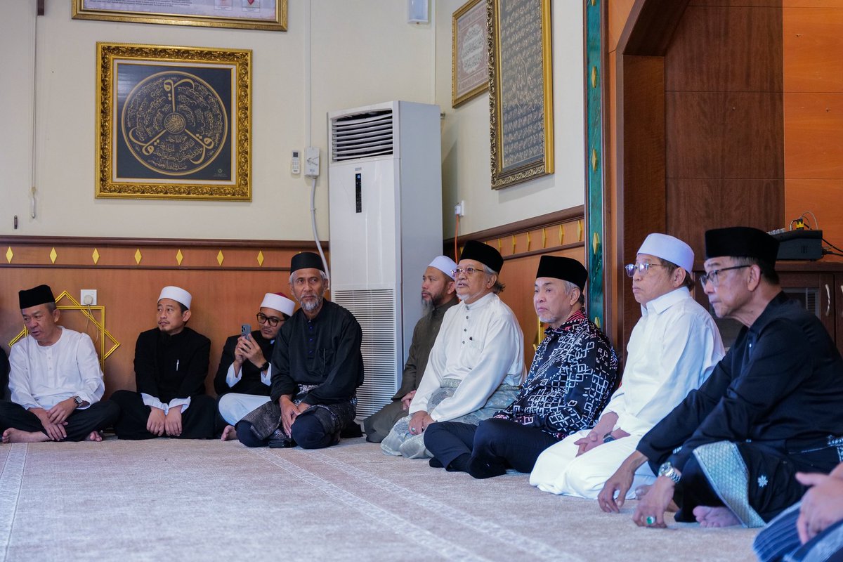 DrZahidHamidi's tweet photo. إِنَّا ِلِلَّٰهِ وَإِنَّا إِلَيْهِ رَاجِعُونَ

Salam takziah saya ucapkan kepada sahabat seperjuangan saya, YAB Datuk Patinggi Tan Sri (Dr) Abang Haji Abdul Rahman Zohari bin Tun Datuk Abang Haji Openg, Premier Sarawak, atas pemergian isteri tercinta, Allahyarhamah Puan Sri Datuk Amar Hajjah Juma'ani Tuanku Haji Bujang.

Pemergian insan tercinta yang telah menjadi teman hidup setia, pendamping dalam suka dan duka serta penyokong utama dalam perjalanan kepimpinan YAB Premier pastinya satu kehilangan yang amat besar dan mendalam.

Allahyarhamah yang saya kenali adalah seorang wanita yang lemah lembut, penuh budi pekerti serta amat dekat dengan kerja-kerja kebajikan dan kemasyarakatan, khususnya dalam memperkasa wanita dan komuniti di Sarawak. Kehilangan beliau bukan sahaja dirasai oleh keluarga terdekat, malah turut diratapi oleh seluruh rakyat Sarawak yang amat menghargai jasa dan sumbangan beliau selama ini.

Saya mewakili Kerajaan Persekutuan hadir pagi ini menziarahi keluarga YAB Premier Sarawak, menyampaikan ucapan takziah dan menyatakan solidariti serta doa seluruh warga Malaysia atas kehilangan yang amat dirasai ini.

Saya mendoakan agar roh Allahyarhamah dicucuri rahmat, diampunkan segala dosanya dan ditempatkan dalam kalangan para solihin. Semoga YAB Premier dan seluruh keluarga dikurniakan kekuatan, ketabahan serta reda dalam menghadapi saat yang penuh ujian ini.

أَللّٰهُمَّ اغْفِرلَها وَارْحَمْها وَعَافِها وَاعْفُ عَنْهَا وَاجْعَلِ الْجَنَّةَ مَثْوَاهَا

Al-Fatihah.