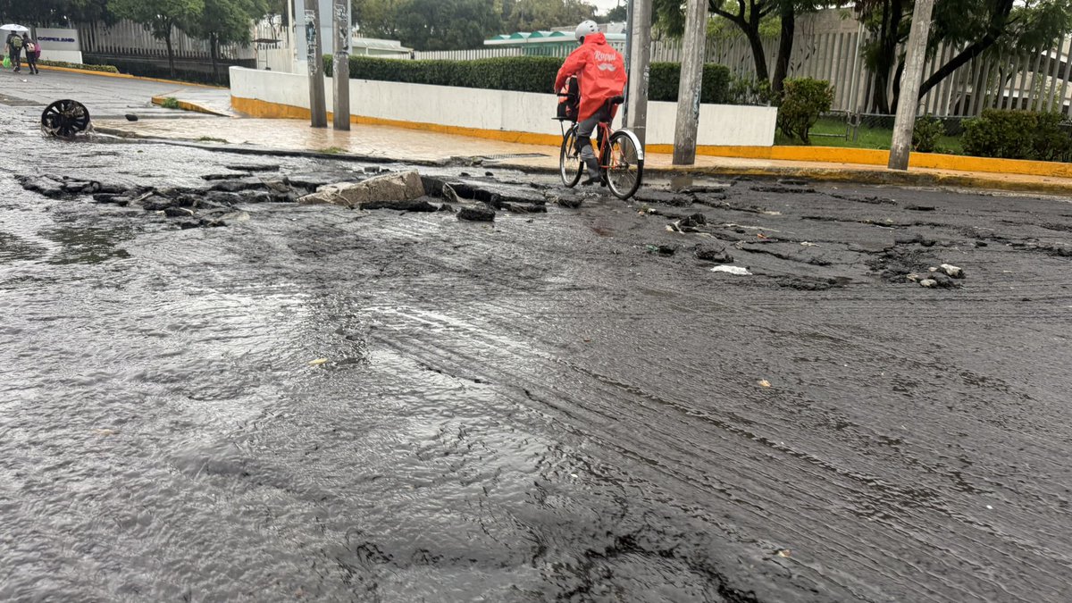 Señor <a href="/LopezCasarinJ/">Javier López Casarín 💥🚀</a> <a href="/AlcaldiaAO/">Alcaldía Álvaro Obregón</a> vea este desastre en cale 10 y canario, supongo que nadie de su equipo a pasado x ahí, por eso no se han dado cuenta y por lo tanto no lo han atendido, ojalá quede pronto porque es insultante vivir en una ciudad así …