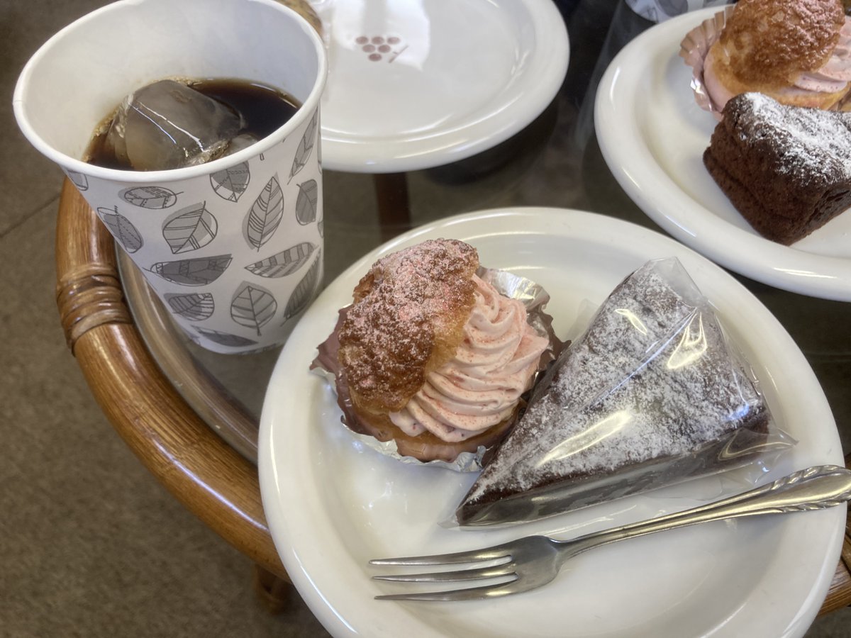 cub_mon's tweet image. 裏同志道のスイーツと言えば「ペコペコ」です。
新メニューのミニシューがめちゃくちゃ美味しい。
相変わらずオアシス化しています。
#スーパーカブ #カブツーリング #ペコペコ #スイーツ