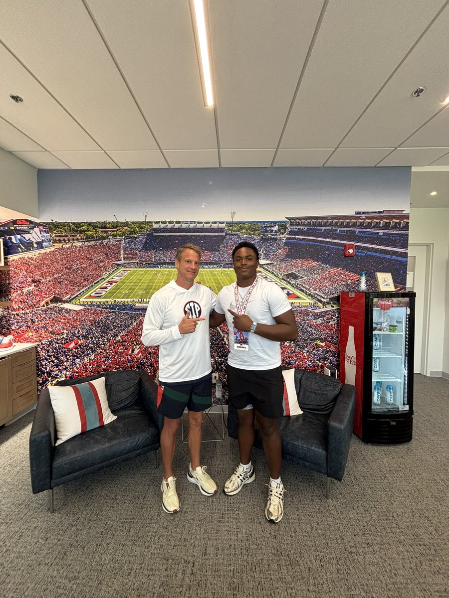 JayCurtis2008's tweet image. Had a great time at @OleMissFB this weekend!!!!!
@LetsGo_Bo5 @CoachGolding @Lane_Kiffin
@tlala2 @CoachDecoteau_ @Jonatha18589092 @KurtisMyers555
@StMartinFB
