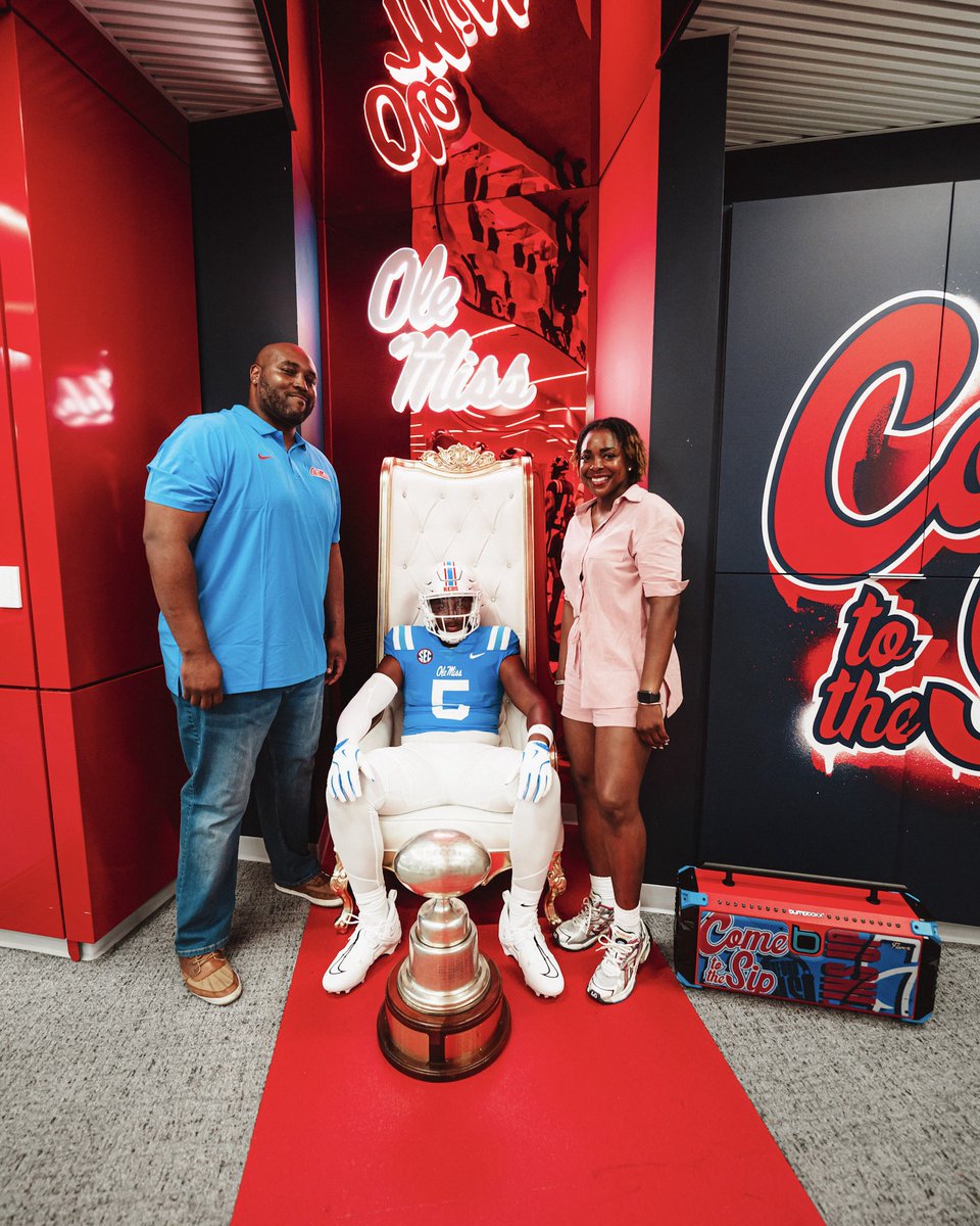 JayCurtis2008's tweet image. Had a great time at @OleMissFB this weekend!!!!!
@LetsGo_Bo5 @CoachGolding @Lane_Kiffin
@tlala2 @CoachDecoteau_ @Jonatha18589092 @KurtisMyers555
@StMartinFB