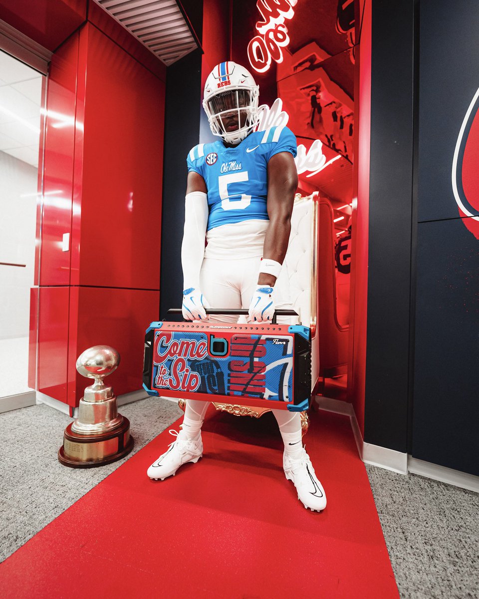 JayCurtis2008's tweet image. Had a great time at @OleMissFB this weekend!!!!!
@LetsGo_Bo5 @CoachGolding @Lane_Kiffin
@tlala2 @CoachDecoteau_ @Jonatha18589092 @KurtisMyers555
@StMartinFB