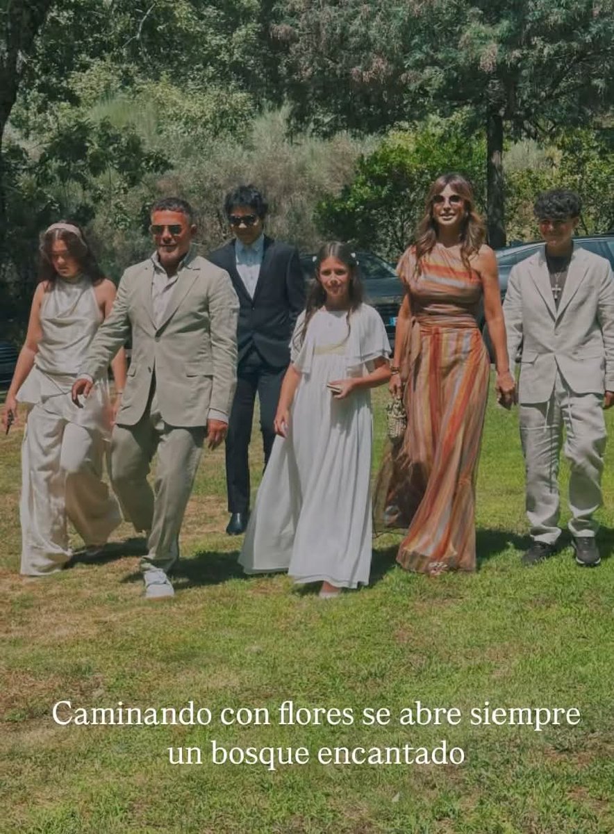 complicesdeASZ's tweet image. Hermosa fotografía nos comparte @raquelperera, que junto con @AlejandroSanz, celebraron la primera comunión de #Dylan y #Alma ❤💙